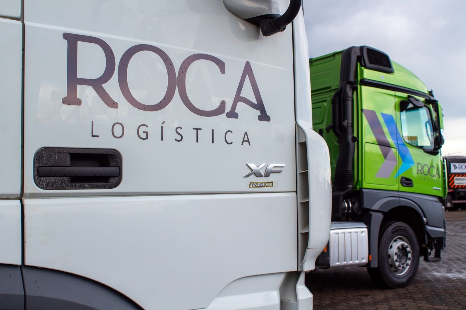Cabine de caminhão com a marca ROCA Logística